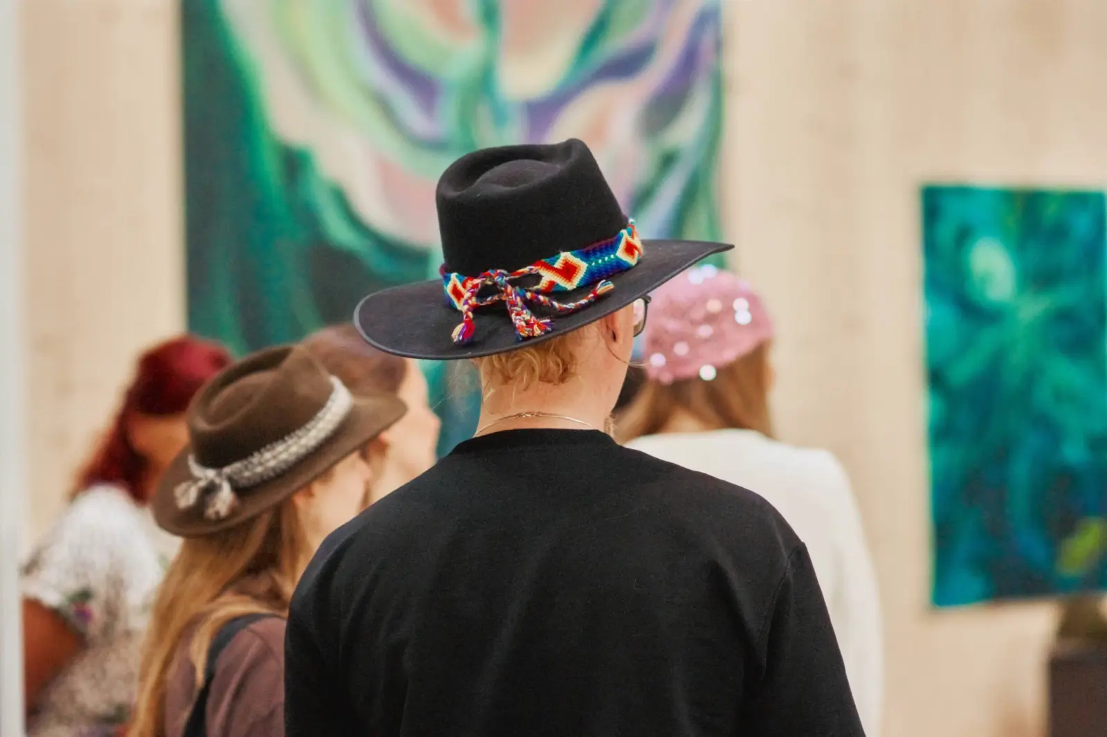 Visitors viewing paintings together at Nuoramos